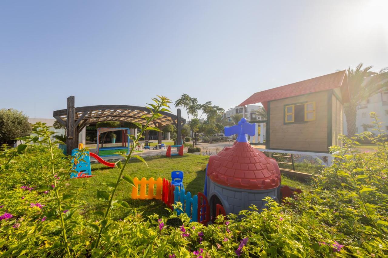 Thalassa Beach Family & Waterpark Resort Vokolidha ภายนอก รูปภาพ
